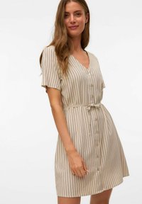 Vestito button-up beige con strisce verticali blu navy, maniche corte e scollatura a V. Presenta una cintura da annodare in vita e una texture del tessuto liscia.