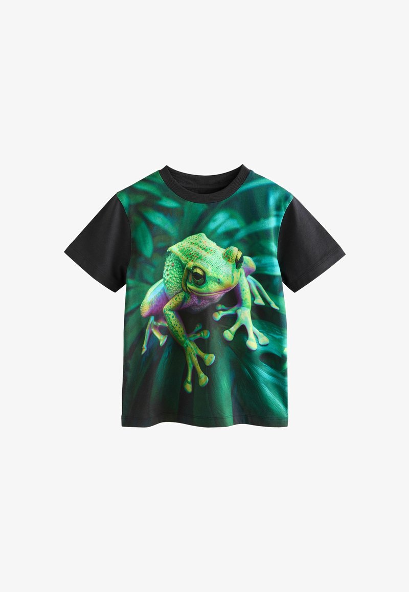 Schwarzes kurzärmliges T-Shirt mit einem großen, detaillierten grünen Laubfrosch, der auf tropischen Blättern auf der Vorderseite gedruckt ist.