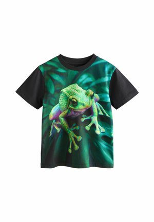Kortärmad t-shirt med en färgglad grodgrafik på en grön bakgrund, med svarta ärmar och rund halsringning. Mjuk tygkänsla.