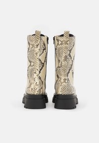 ZIGN Wide Fit Botas con plataforma - black
