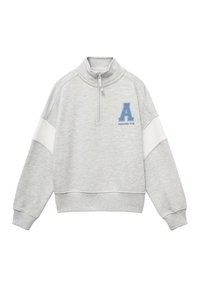 Svetlošedý pulóver s polovičným zipsom, biele akcenty na rukávoch a modrý potlačený logo "A" s textom "ÚŽASNÁ ZÁBAVA."