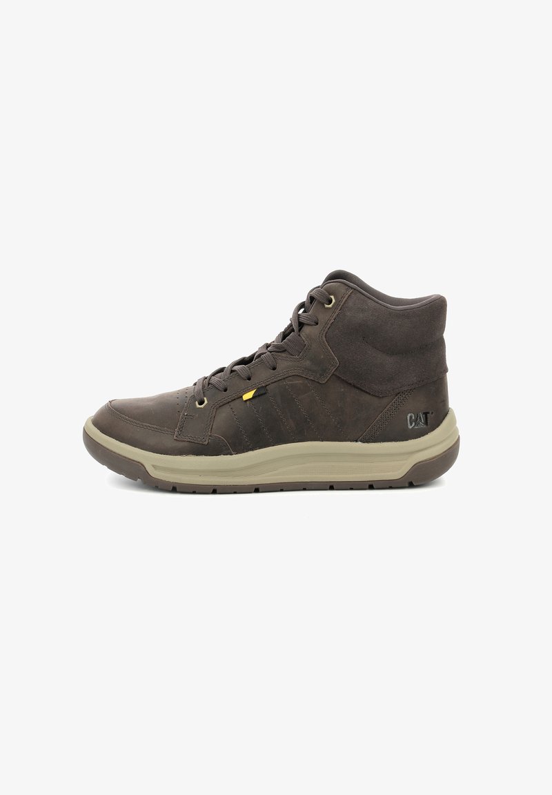 Chaussure montante marron avec un dessus en cuir texturé, un soutien de cheville rembourré et une semelle en caoutchouc. Présente des accents jaunes et noirs.