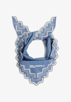 Zils trīsstūrveida lakats ar baltu izšūtu zigzaga rakstu un acs caurumiem, baltā tekstā ar uzrakstu "KARL LAGERFELD JEANS".