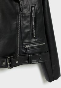 Mustan nahkatakin, jossa on useita hopeisia vetoketjuja, vyötärölle säädettävä vyö ja sileä rakenne tarkkarajaisella ompelulla.