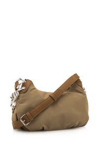 Bolso de hombro de tela marrón con superficie texturizada, detalles en cuerda blanca y una correa marrón con una hebilla plateada.