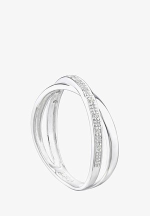 Sølvring med sammenflettede bånd; ét bånd har små, runde cubic zirconia-detaljer, mens de øvrige har en glat overflade.