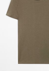 T-shirt verde oliva a maniche corte con scollo rotondo, realizzata in morbido tessuto di cotone, caratterizzata da una superficie liscia e una vestibilità standard.