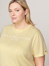 Tommy Hilfiger Curve LOGO - Marškinėliai su spaudiniu - lemon zest