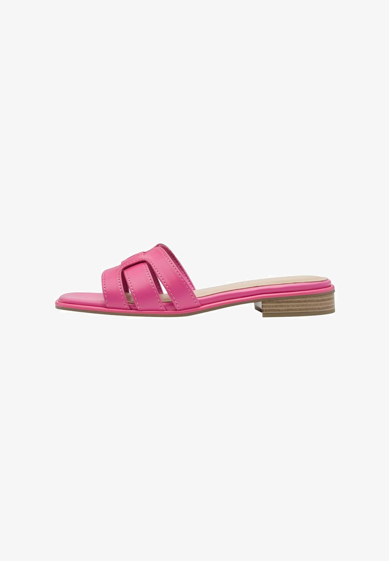 Sandales à enfiler roses avec deux larges brides, en matériau synthétique brillant. Talon bloc bas avec un accent texturé en bois.