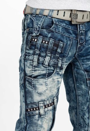 Blauwe dennen cargo broeken met een vervaagde was, voorzien van meerdere zakken, zwarte accentstrepen en contrasterende witte stiksels.