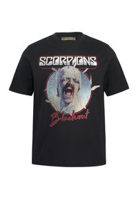 Sort bomulds-T-shirt med et grafisk motiv af et skrigende ansigt inden for en sprækket cirkel, med teksten "SCORPIONS" og "Blackout" i fed skrift.