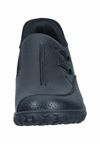 Schwarzer Lederschuh mit strukturierter Oberfläche, runder Zehenpartie und elastischen Schnürsenkeln. Robustes Profilmuster an der Sohle für besseren Halt.