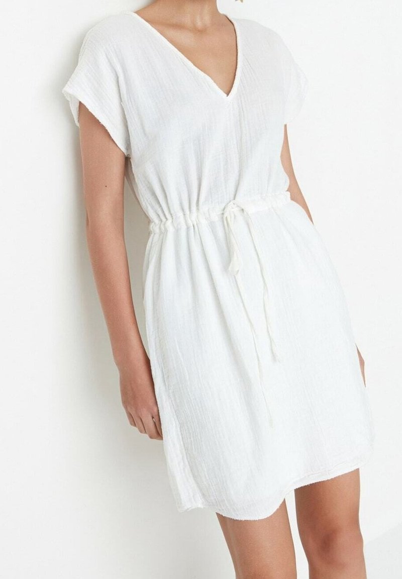 Trendyol Robe de jour - beige