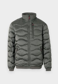 Μπουφάν με επένδυση σε σκούρο γκρι με ραφές σε σχέδιο κυμάτων, με ψηλό γιακά, φερμουάρ μπροστά και πλαϊνές τσέπες, που διαθέτει κόκκινες λεπτομέρειες στα φερμουάρ.