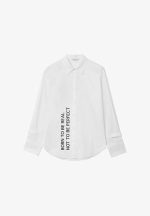 Weißes Langarmhemd mit klassischem Kragen, Knopfverschluss und Textdesign an der Seite: "GEBOREN UM ECHT ZU SEIN, NICHT PERFEKT."