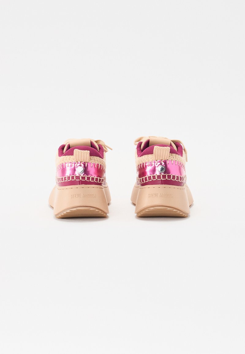 Sneakers z siateczkową cholewką w kolorze różowym i beżowym, z dekoracyjnym przeszyciem, metalicznymi akcentami i masywną beżową podeszwą.