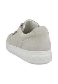 Zapatilla de gamuza gris claro con un diseño texturizado y una suave suela de goma blanca que presenta detalles grabados. Detalles plateados cerca del talón.