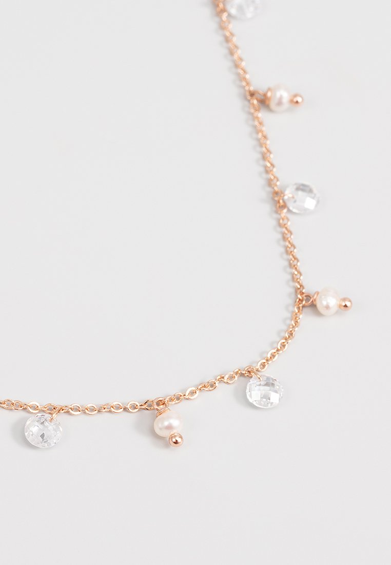 Zartes Halsband aus Roségold mit klaren Kristall- und Perlenperlen, feiner Kette und zusätzlichen Perlenakzenten für mehr Details.