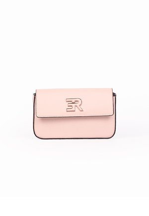 Borsa a tracolla rettangolare rosa chiaro con patta frontale, bordo nero e emblema logo metallico al centro.