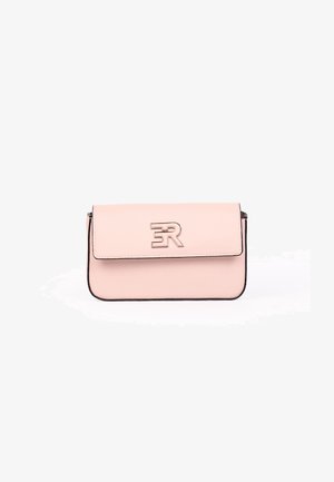 Borsa a tracolla rettangolare rosa chiaro con patta frontale, bordo nero e emblema logo metallico al centro.