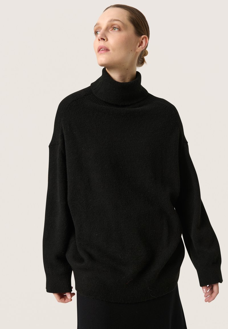 Fekete, túlságosan oversized garbónyakú pulóver, laza fazonnal, bordázott nyakkal és puha textúrával. Hosszú ujjak, leopdüléses vállakkal. Egyszerű design.