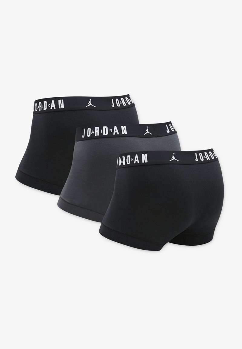 Tre par Jordan boxershorts med en sort elastik med hvid tekst, i sorte og grå nuancer. Blødt, tætsiddende design med glat tekstur.