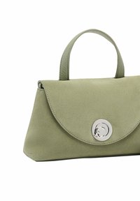 Borsa a tracolla in suede verde con chiusura a patta arrotondata e hardware circolare in argento. Presenta un manico corto e una texture liscia.