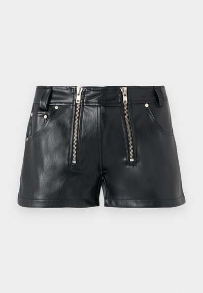 Pantalones cortos de imitación cuero negro con dobles cremalleras frontales, dos bolsillos laterales y una textura suave y brillante. Largo corto y ajuste entallado.