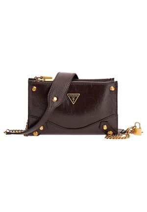 Pochette Guess en cuir brun foncé avec clous dorés, fermeture éclair, logo triangulaire et bandoulière chaîne dorée avec un petit détail de cadenas.
