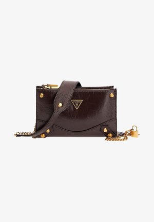 Pochette Guess en cuir brun foncé avec clous dorés, fermeture éclair, logo triangulaire et bandoulière chaîne dorée avec un petit détail de cadenas.
