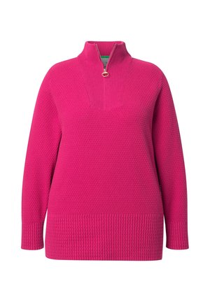 Suéter de punto en un brillante color rosa con un patrón texturizado, mangas largas y una cremallera corta con tirador en forma de anillo en el cuello alto.