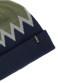 Strikket beanie i mørk navy med olivengrønt bjergmønster. Har en ribbet kant og et sort vævet mærke med "ZIGZAG."