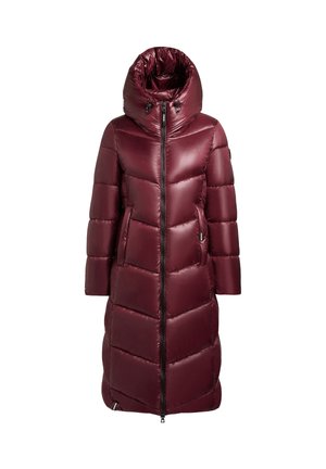 Bordeaux pufferjack met een hoge kraag, ritssluiting en zijzakken. Kenmerkt zich door een gequilte structuur en een capuchon voor extra warmte.