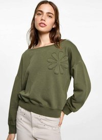 Olijfgroene sweatshirt met een ruime halslijn, voorzien van een textuur bloem borduurwerk aan de voorkant. Passende manchetten en een ontspannen pasvorm ontwerp.