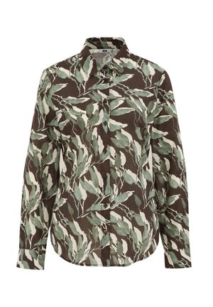 Chemise marron à bouton avec un imprimé vert feuillage et blanc ; fabriquée à partir d'un tissu texturé avec un col classique et des manches longues.