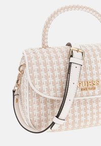 Borsa intrecciata beige e bianca con forma strutturata, dotata di manico intrecciato, tracolla regolabile e dettaglio del logo dorato.