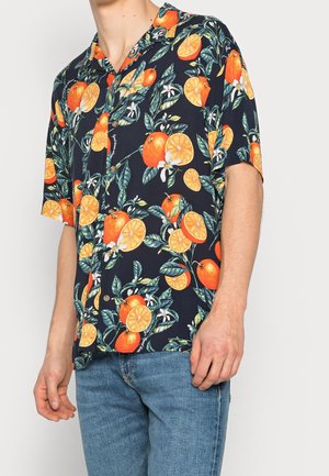 Camicia a maniche corte con colletto, caratterizzata da uno sfondo blu navy e vivaci motivi di agrumi arancioni e gialli, completati da foglie verdi.