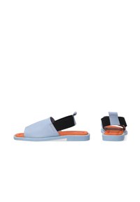 Blauwe leren sandalen met een open tenen, zwarte elastische banden, een oranje binnenzool en een gestructureerde lichtblauwe zool.