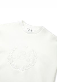 Sudadera blanca con un logo texturizado bordado rodeado por un diseño de laurel y complementada con un cuello redondo.
