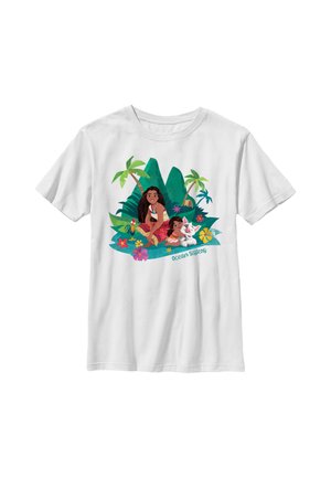To piger og en gris, der ligger blandt tropiske planter og blomster med palmer, med teksten "Ocean Sisters" på en hvid t-shirt.