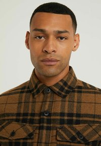 CHASIN' STRYKE.L JAMES - Vasaras jaka - brown