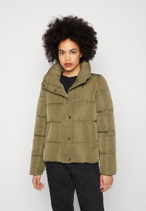 Veste rembourrée vert olive avec un col haut, des fermetures à pression et un design matelassé horizontal. Texture douce et coupe décontractée avec des poches latérales.
