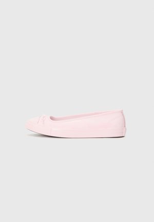 Sapatos de balé cor-de-rosa com uma textura suave, bico arredondado e detalhe de laço decorativo na frente, apresentando um design minimalista e sola em borracha.