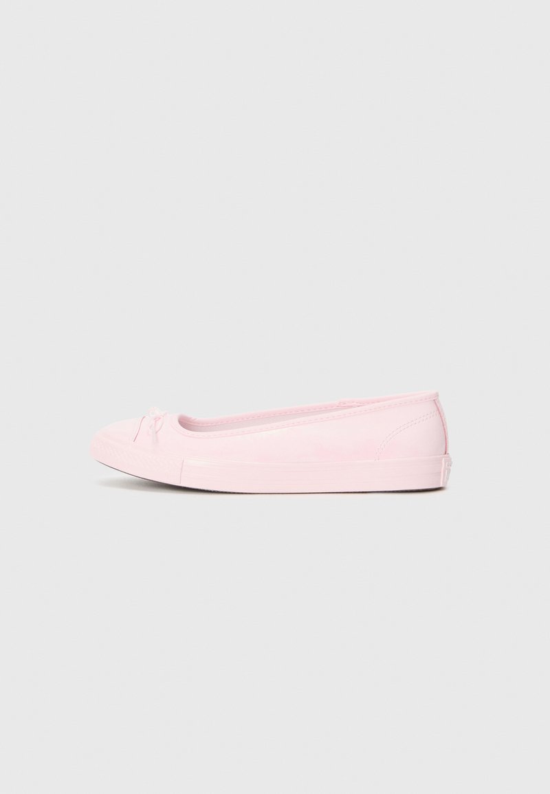 Sapatos de balé cor-de-rosa com uma textura suave, bico arredondado e detalhe de laço decorativo na frente, apresentando um design minimalista e sola em borracha.