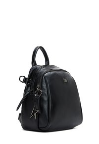 Mochila de cuero negro con forma redondeada, que cuenta con un cierre de cremallera, un charm con forma de estrella y un asa en la parte superior para llevar.