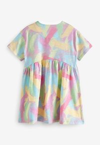 Lyhythihainen mekko, jossa on värikäs abstrakti kuosi pastelliväreissä vaaleanpunainen, keltainen, vihreä ja sininen; poimutettu vyötärö tarjoten levenevän muodon.