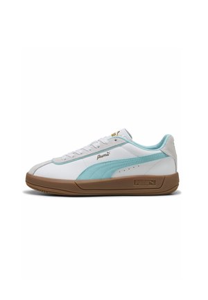 Adidași albi cu accente bleu deschis, detalii din suede texturat și o talpă din cauciuc brun. Prezintă închidere cu șireturi și un logo auriu.