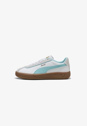 Białe sneakersy z jasnoniebieskimi akcentami, teksturowanym zamszem i brązową gumową podeszwą. Posiadają zapięcie na sznurówki oraz złote logo.