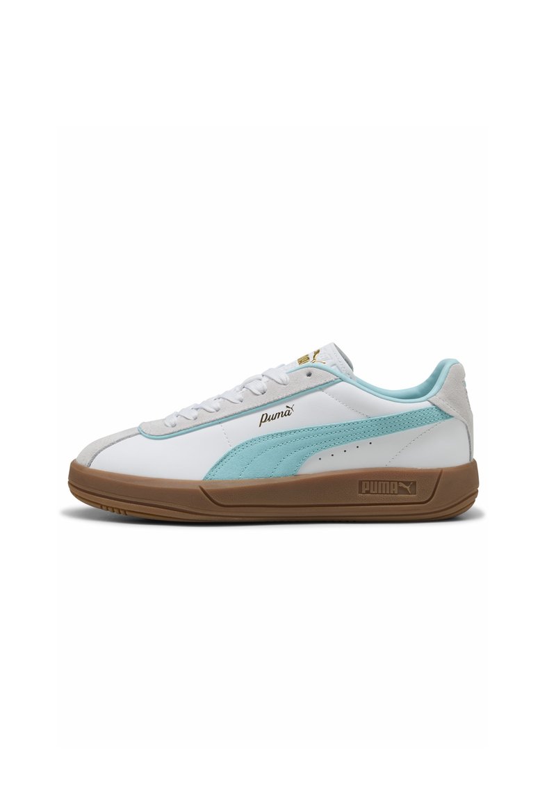 Adidași albi cu accente bleu deschis, detalii din suede texturat și o talpă din cauciuc brun. Prezintă închidere cu șireturi și un logo auriu.