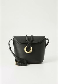 Schwarze Leder-Schultertasche mit strukturierter Form, Klappverschluss und einem goldfarbenen runden Akzent mit gewebtem Detail auf der Vorderseite.